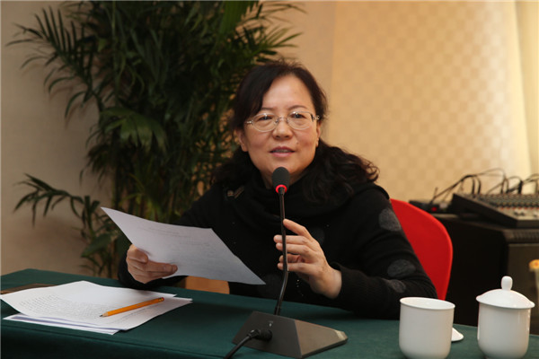 24.李雅莉教授主持学术报告会.jpg