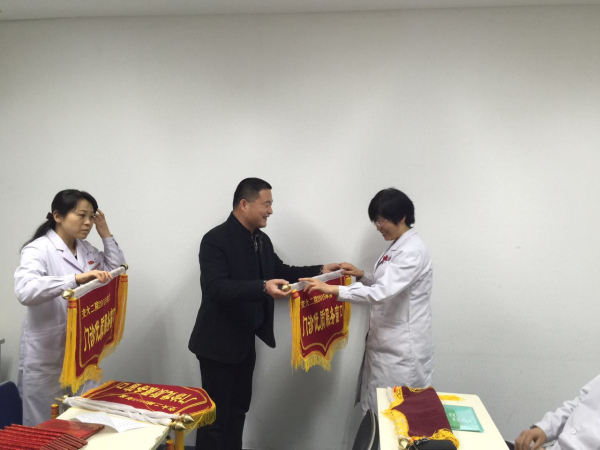 赵主任为先进集体颁奖.jpg