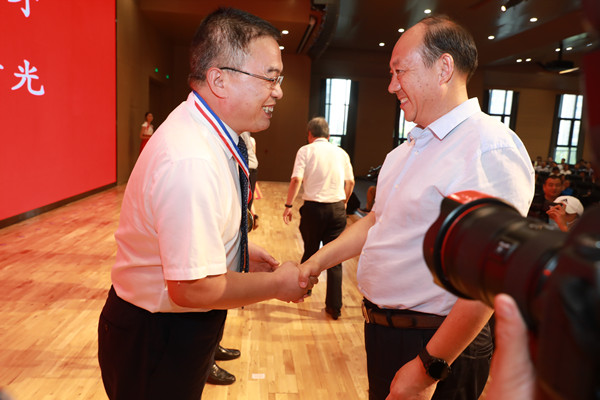 与会领导为抗疫英雄优秀代表颁发纪念章_副本.jpg