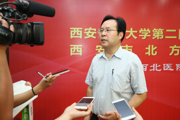 交大二附院院长贺西京接受新闻媒体采访.jpg