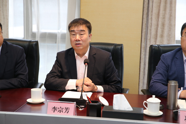 李宗芳院长主持会议.JPG