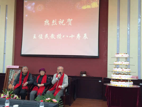 给三位老教授献红围巾，老教授台上讲话_副本.jpg
