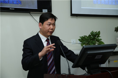 李钊伦博士给学员们授课.JPG
