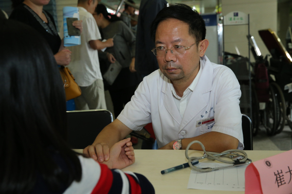 崔大江副主任医师为群众义诊.jpg