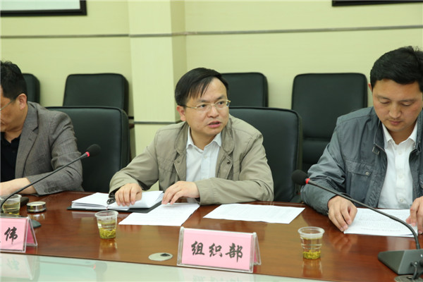 2.副县长、西安交大挂职干部、西安交大挂职干部周建伟主持会议.JPG