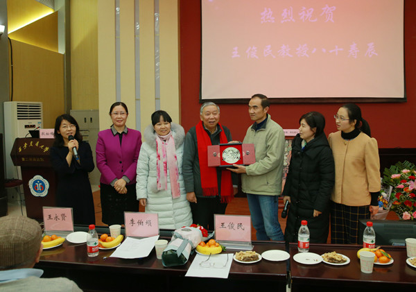 给王俊民老师送玉（皮肤病院）_副本.jpg