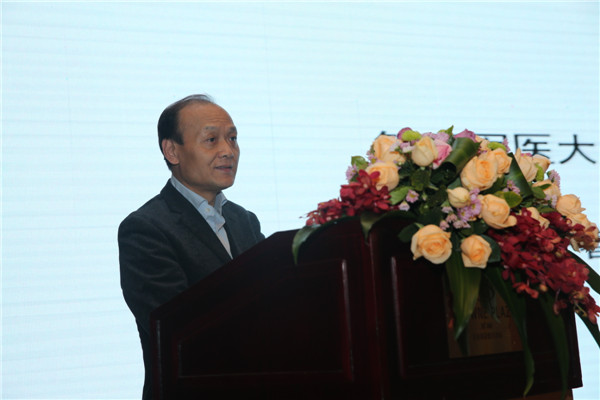 15.中华消化病学分会副主委吴开春教授做学术报告.jpg