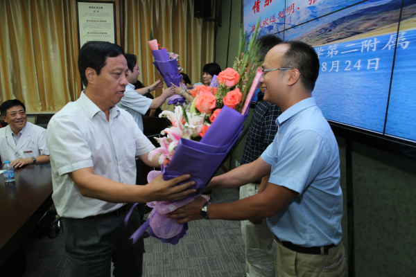 韦俊荣书记为援藏医生献鲜花.jpg