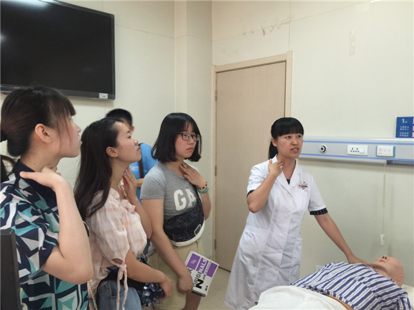 急诊科彭卓大夫在为志愿者们培训.jpg