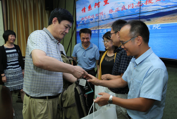 院领导为援藏医师赠送行装1.jpg