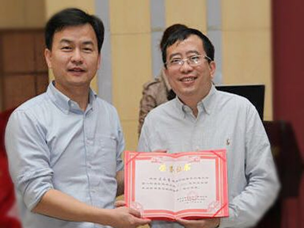 14-张青教授为区永康教授颁发授课证书_副本.jpg
