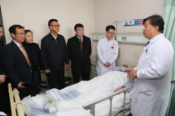 看望受助病患1.JPG