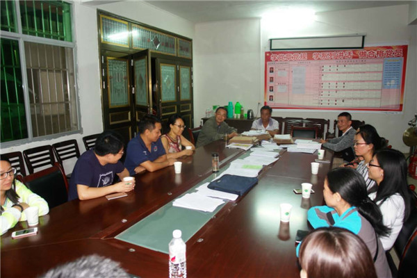 1与当地村委会座谈1.jpg