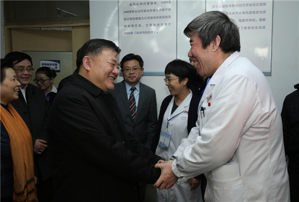 与张王刚教授握手.jpg
