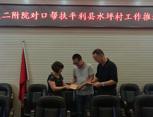 为驻村队员颁发奖金_副本.jpg