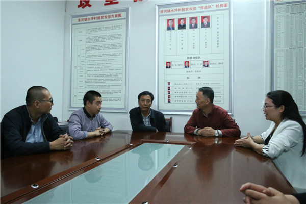 9.当晚即与乡镇精准脱贫作战部在村脱贫作战室进行工作对接.JPG