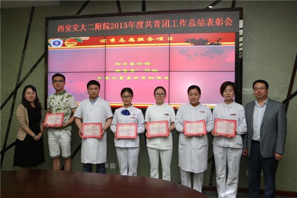 嘉宾为优秀志愿者颁奖1.JPG