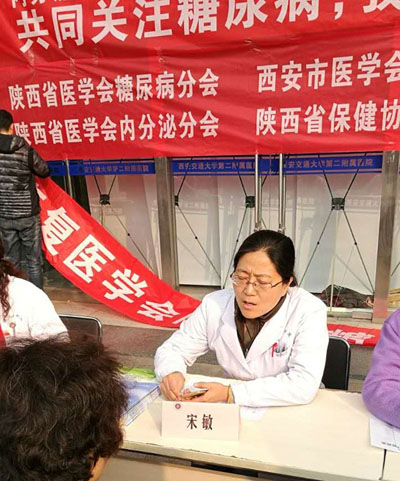 营养科宋敏主治医师为患者答疑.jpg