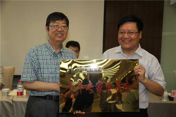 王明旭会长（左）向李牧授牌.jpg