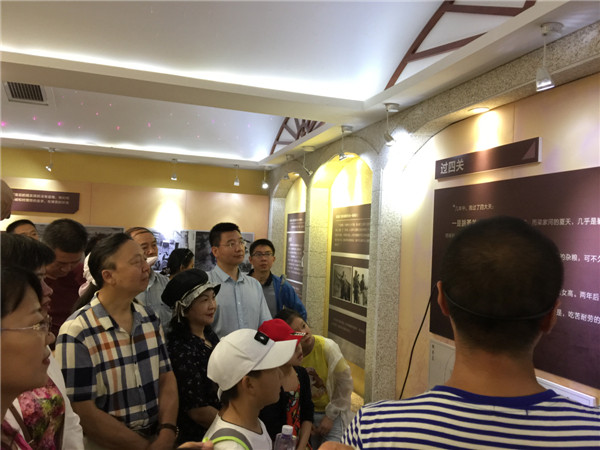 参观村史馆.jpg