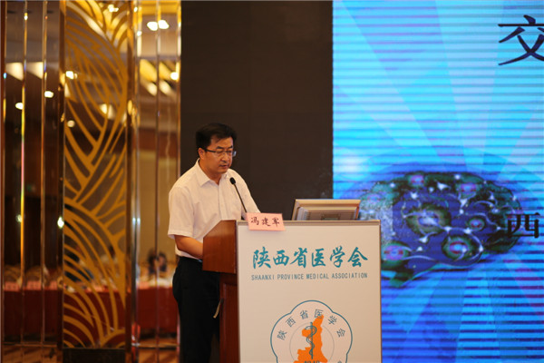 冯建军教授讲课.jpg