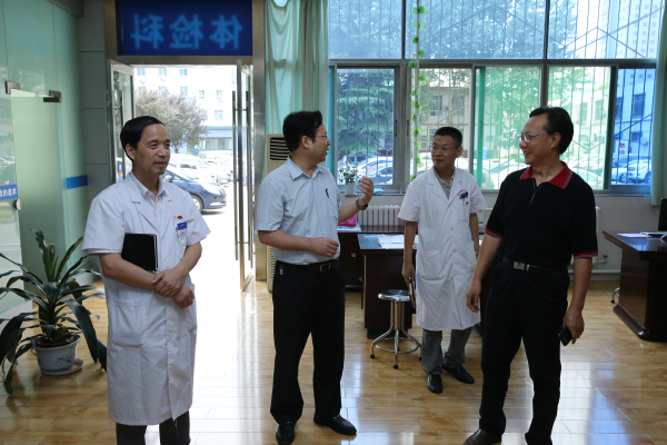 与相关科室负责人了解交谈.jpg