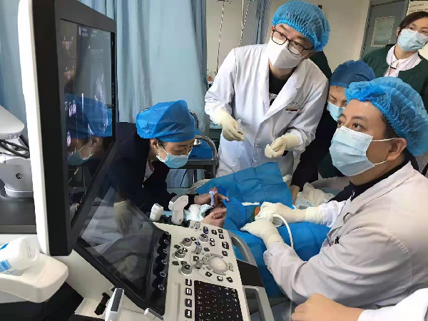 医用超声室李小鹏教授团队：淋巴管瘤穿刺.png