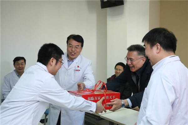8.给心内科医护人员送上慰问品.jpg