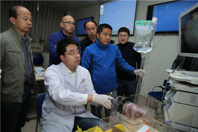 陈琦博士为学员做腔镜示范.JPG