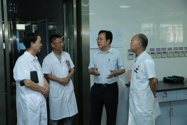 贺西京院长到相关科室了解情况.jpg