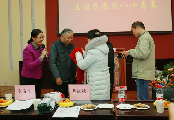 给王俊民老师戴红围巾_副本.jpg
