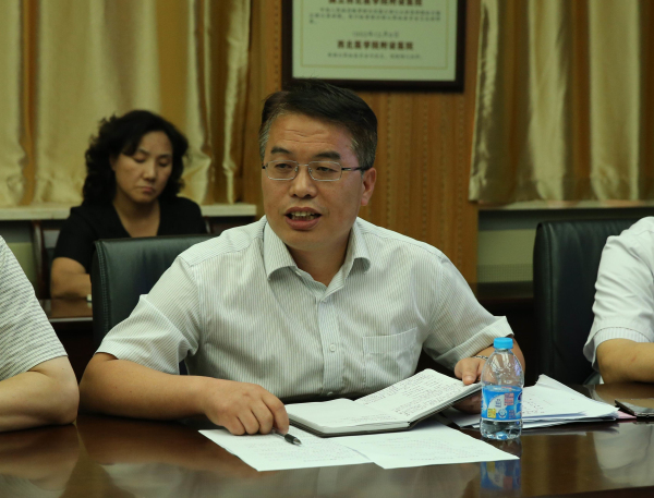 党委副书记巩守平主持欢送仪式.jpg