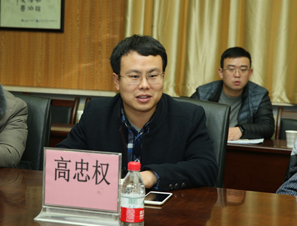 高忠权副县长做扶贫汇报_副本.jpg