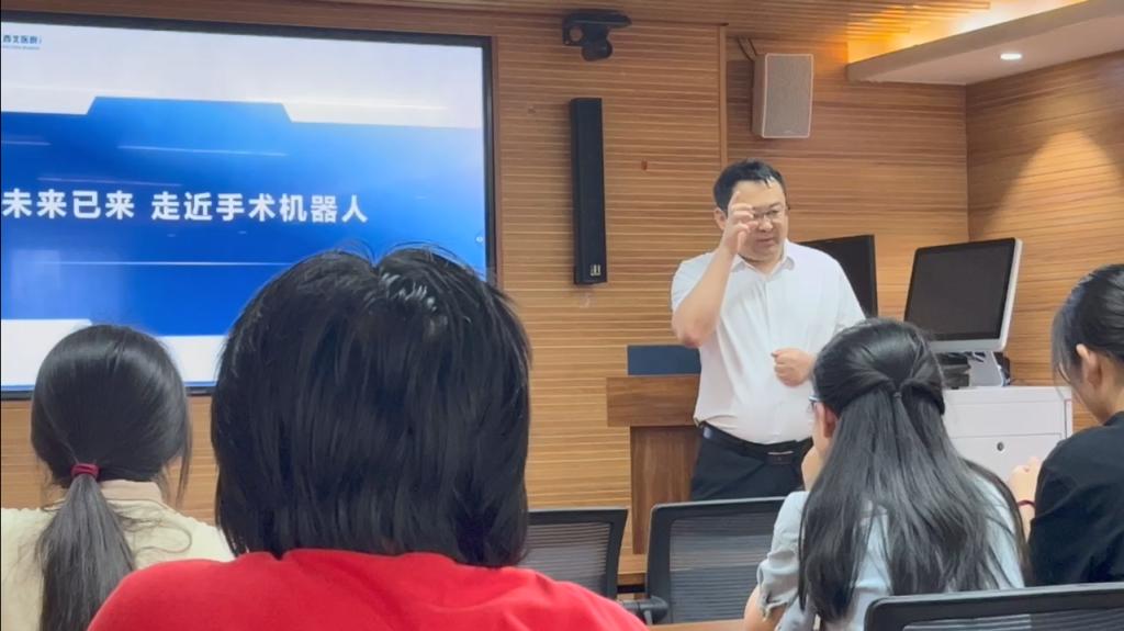 付德来上课1.png