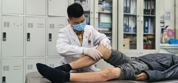 作业治疗师晏光林正在给患者治疗_副本.jpg