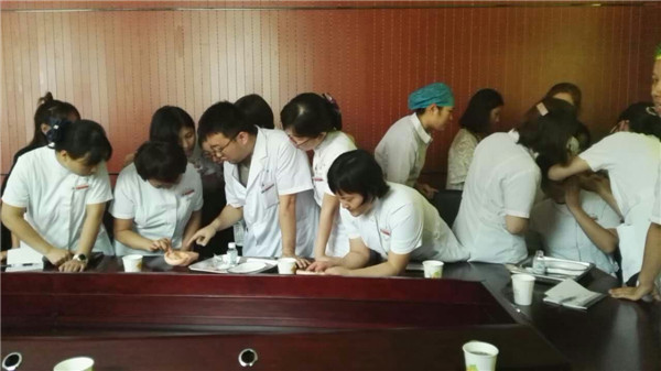 8.安鹏医生耳穴埋豆操作示范.jpg