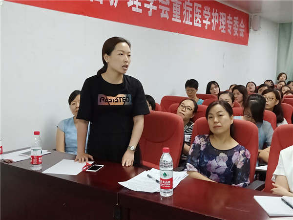 5会上大家围绕问题展开激烈的讨论，气氛十分活跃.jpg