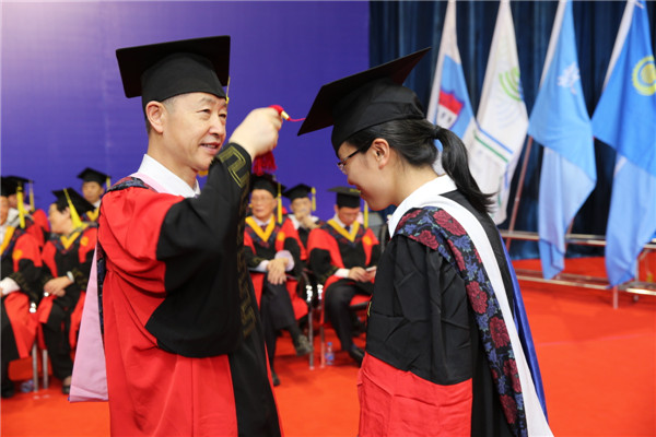 张迈增书记为毕业生拨帽穗并颁发学位证书.JPG