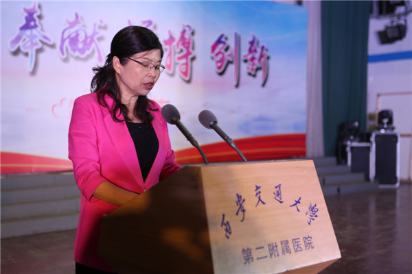 护理部主任杨惠云主持大会.jpg