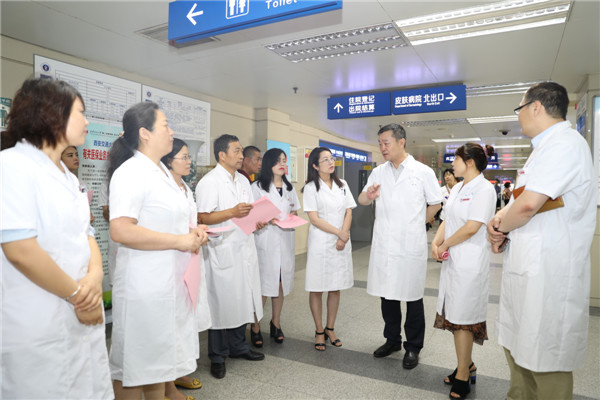 高亚副院长到医保窗口进行现场指导.JPG