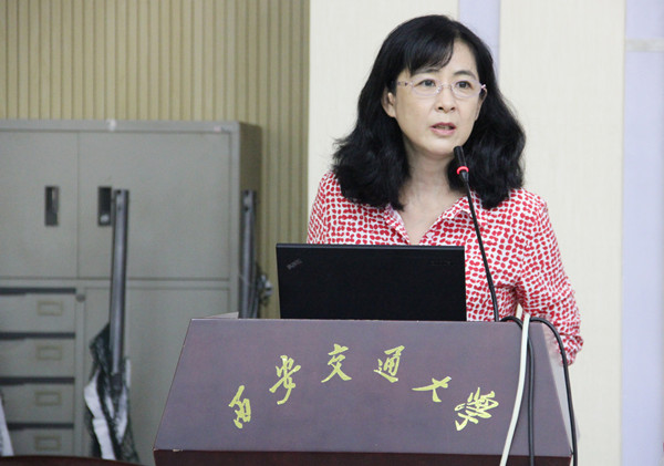 聂静教授做报告.jpg