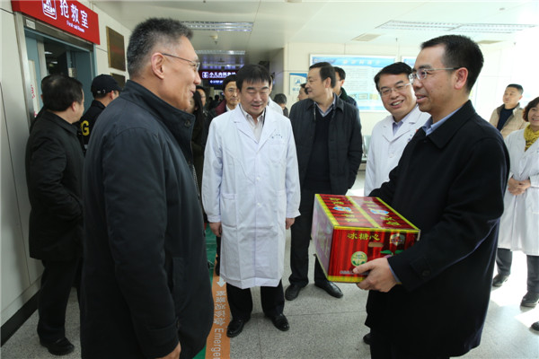 10.向急诊科值班医护表示慰问.jpg