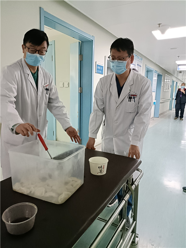 崔刚、郭振宇发饺子.jpg