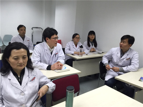 2-与会人员热烈讨论.jpg.jpg