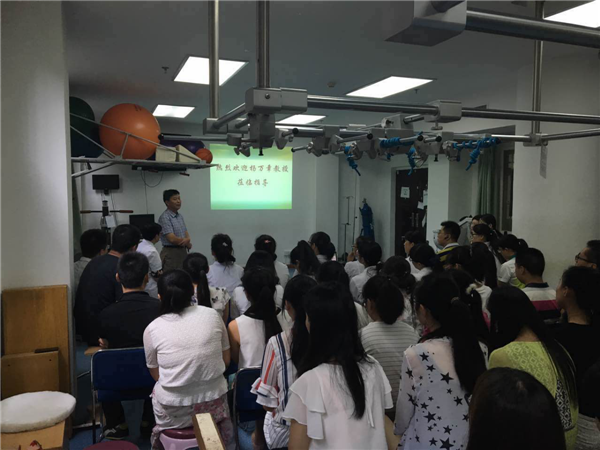 全体人员认真聆听杨万章教授的工作经验.png