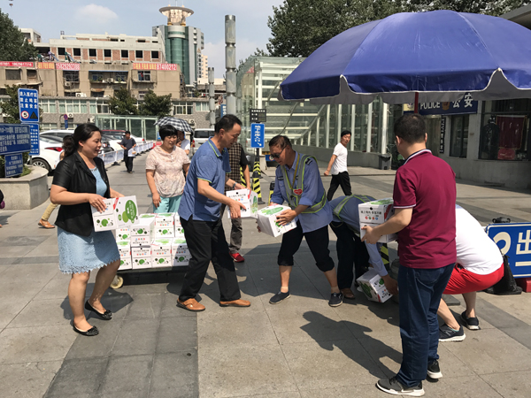 7.20慰问疏导员1.JPG
