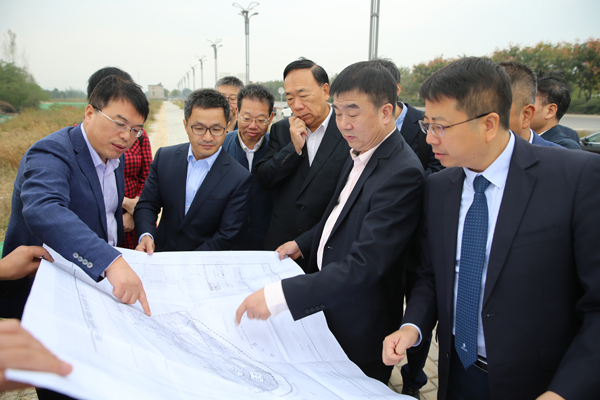 院领导与专家项目选址区域实地查看.JPG