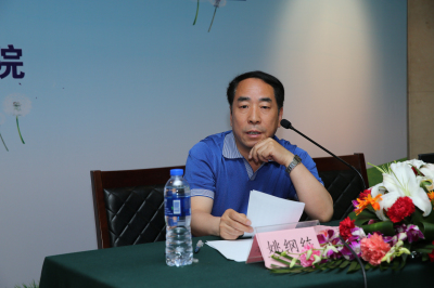 姚刚练教授主持学术演讲会.jpg