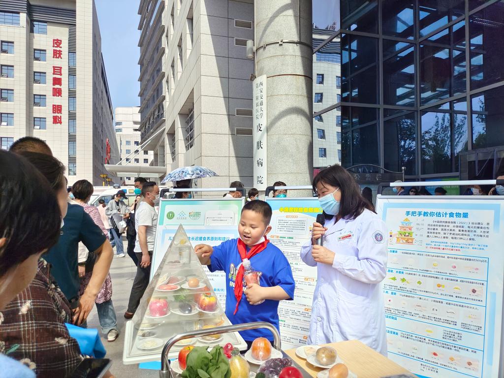 现场寓教于乐，市民热情高涨.jpg