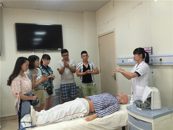 急诊科彭卓大夫为志愿者们培训手卫生.jpg